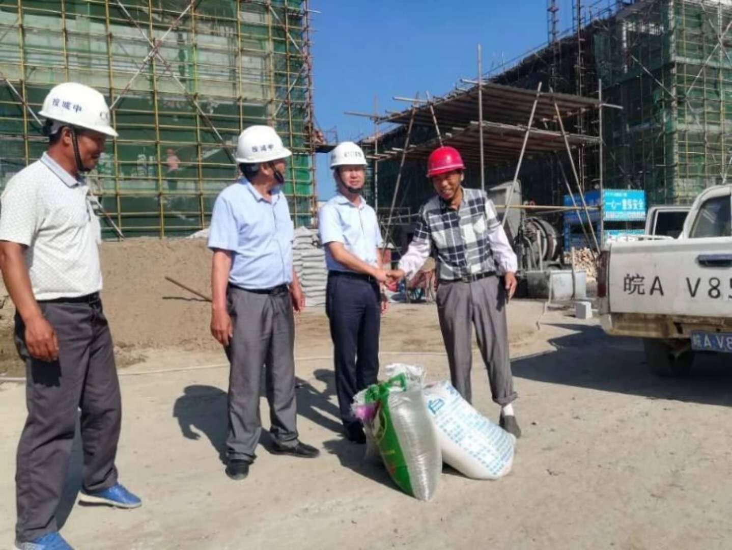 ?夏日炎炎送清涼，關(guān)愛職工在一線